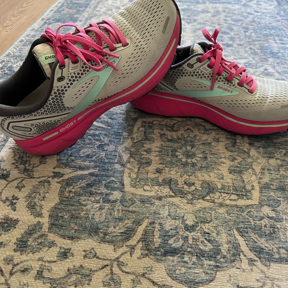 Brook’s Ghost (Worn 4x) Women's Running Shoes - Sz 7.5